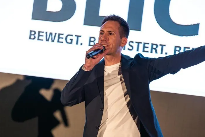 Andreas Ocklenburg als Keynote-Speaker auf der Bühne
