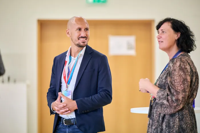 Andreas Ocklenburg im Gespräch mit einer Teilnehmerin beim Treffen Zukunft MEO